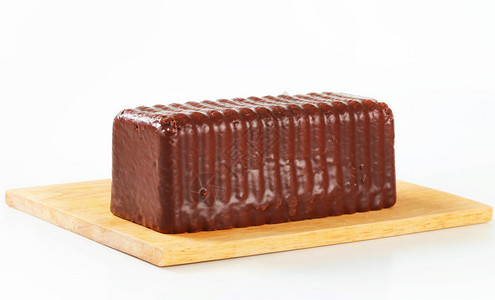 砧板上的巧克力蛋糕图片