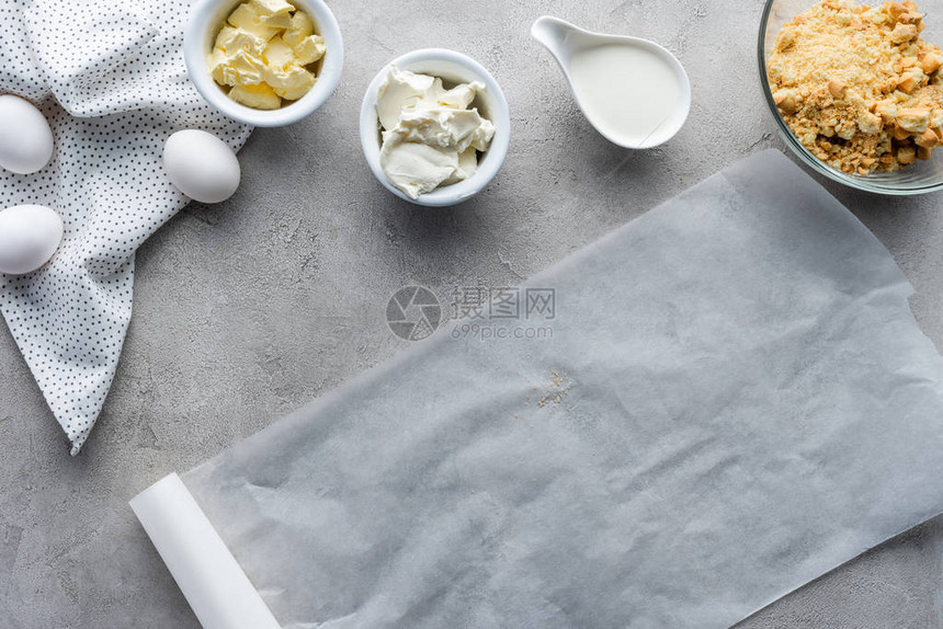 用烤纸粉碎饼干生鸡蛋和黄油铺平以在图片