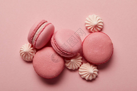 粉红色蛋白杏仁饼干粉红色背景上的粉红色蛋白甜饼图片
