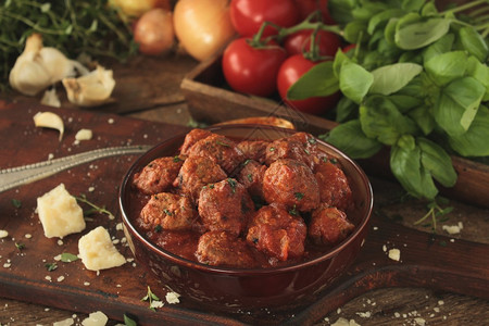 传统的意大利肉丸番茄酱图片