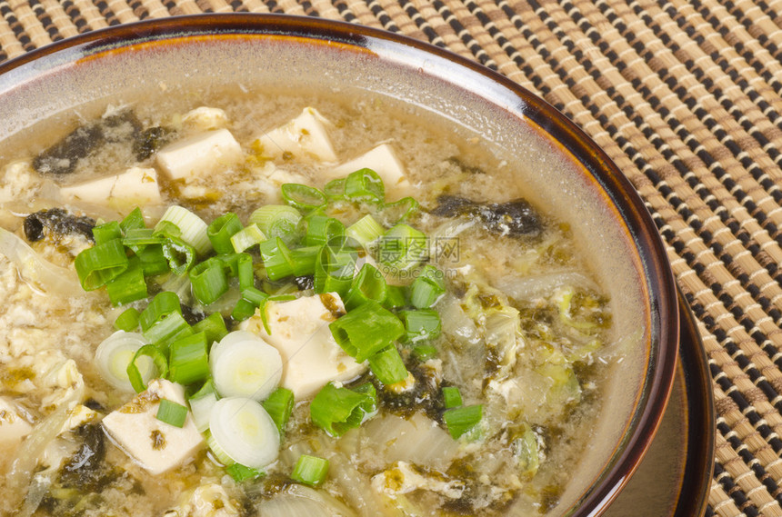 一碗豆腐和大葱味噌汤图片