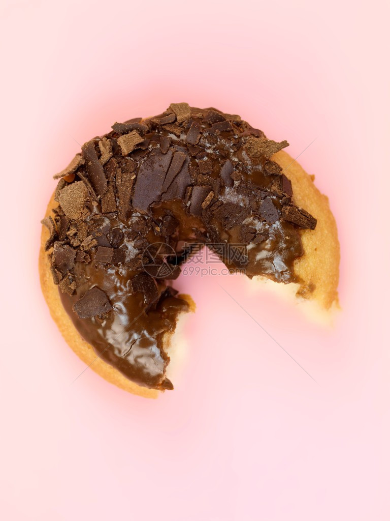 粉红色背景下的巧克力甜圈图片