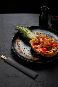美味的日本料理配上对半烤菠萝图片