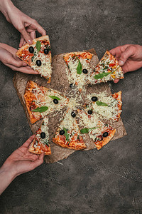 在深色背景下吃披萨的人特写镜头背景图片