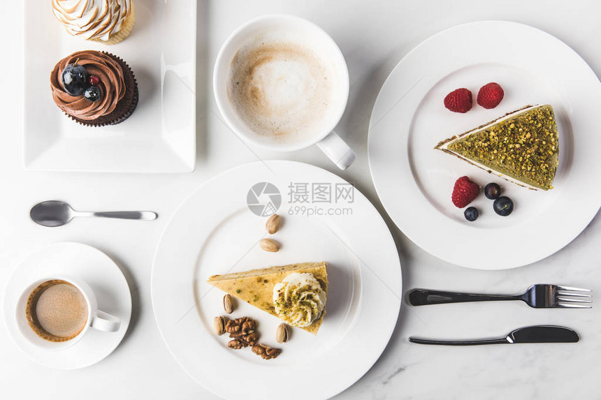 盘子上各种蛋糕咖啡杯和白纸杯蛋糕的排列图图片