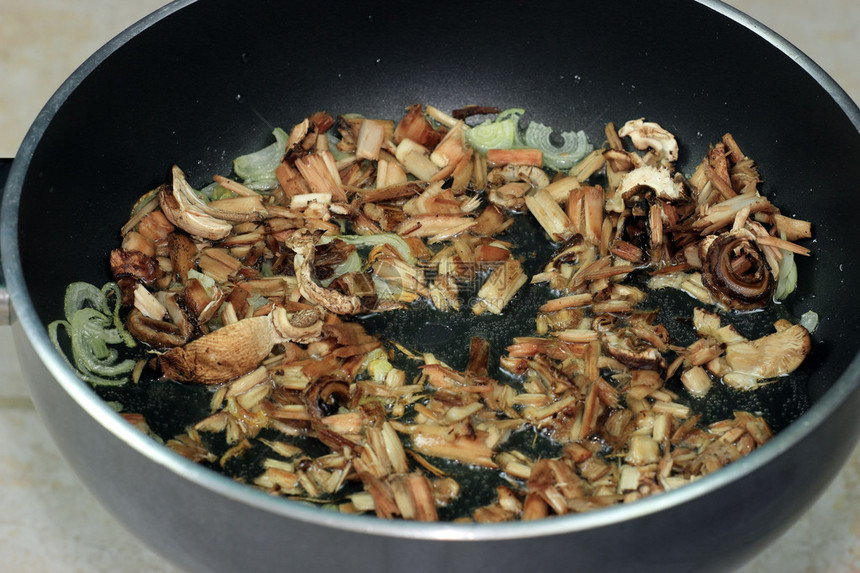 煎锅煮蘑菇图片