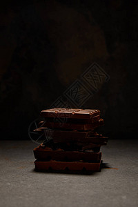 黑背景上堆叠的美味巧克力片的图片