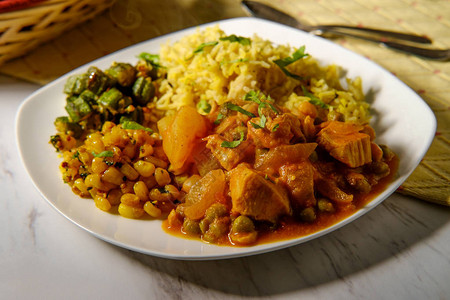 印度鸡肉咖哩喱晚餐与炒椰子花和意高清图片