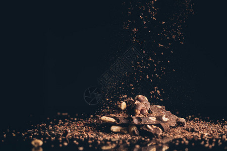 碎的巧克力片落在一背景图片