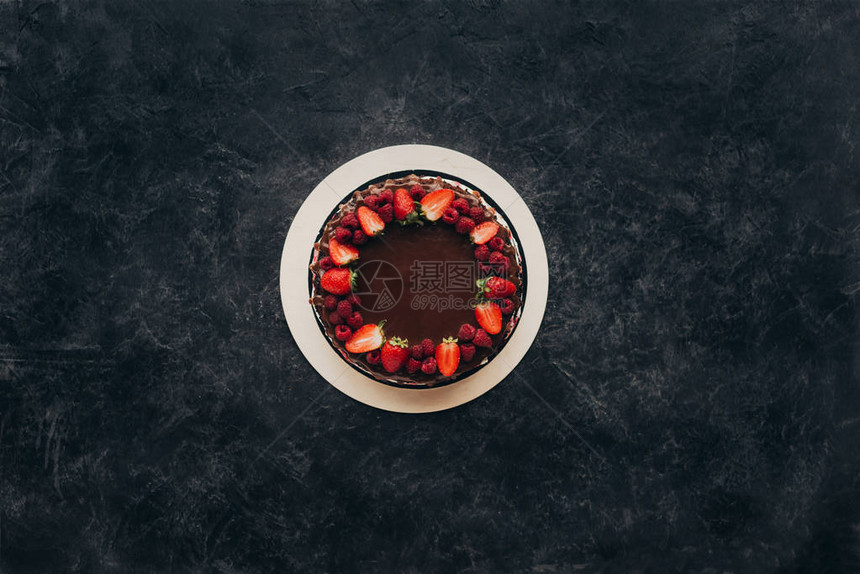 灰色表面有草莓和果的巧克力图片