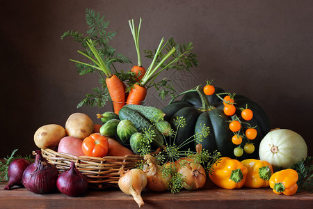 新鲜蔬菜放在桌上还有蔬菜和图片