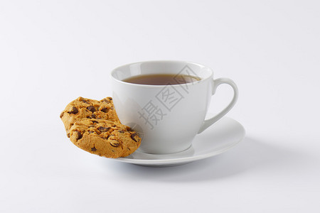 一杯茶和巧克力饼干图片