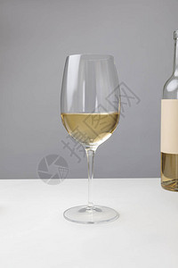 白色葡萄酒杯和灰图片