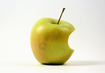 白色背景上被咬的苹果图片