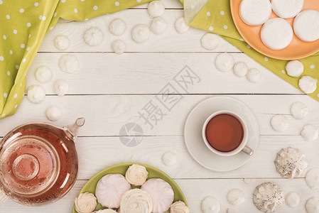 白色棉花糖和茶叶在白木桌顶图片