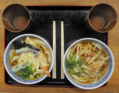 餐厅的两碗日本面条汤图片