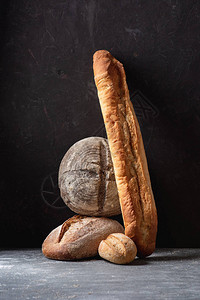 黑色背景上的夏巴塔面包和法式长棍面包的特写视图图片