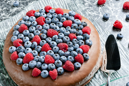 覆盆子和蓝莓巧克力蛋糕图片