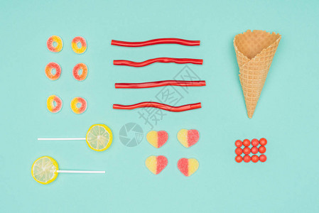 果冻糖拖鞋棒糖和华夫饼锥形的平板软糖图片