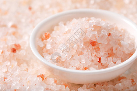 背景和碗粗粒喜马拉雅盐背景图片