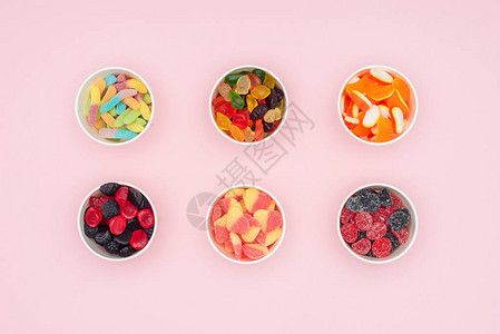 粉红色隔离的果冻糖果图片