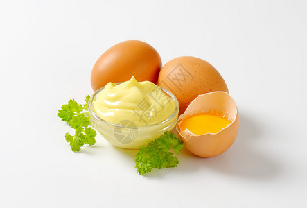 一碗自制蛋黄酱和新鲜鸡蛋图片
