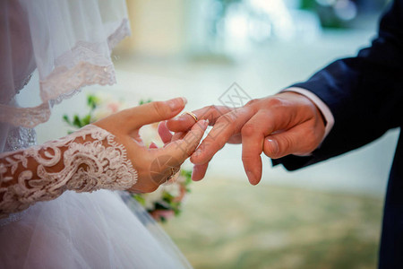 结婚戒指的手把戒指戴在图片