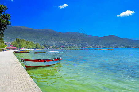 马其顿的奥赫里德湖是欧洲最深最古老的湖泊之一图片
