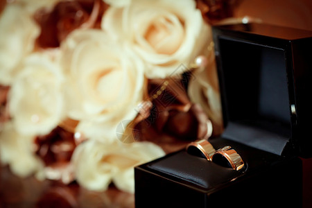 结婚戒指和玫瑰图片