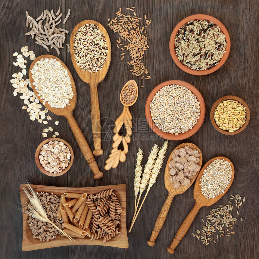 全麦面谷类和谷物的高纤维健康食品图片