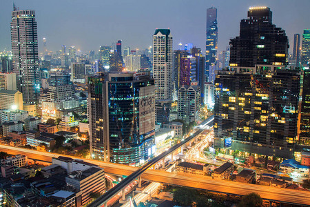 曼谷商业区的一栋大楼图片