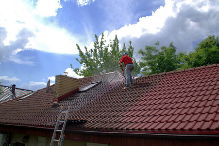 使用压力工具清洗房顶用专业设备洗瓷砖的楼顶工人用水除去图片