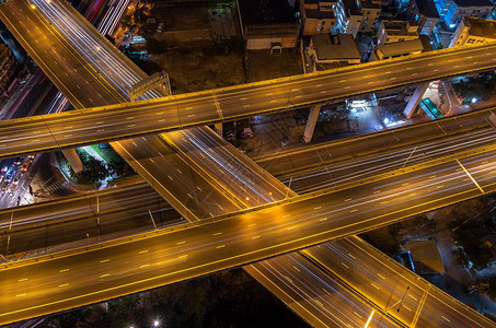 夜间大型高速公路的顶端景色图片