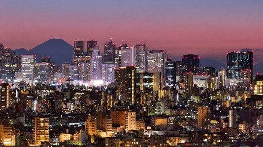 日本东京新宿的天际线富士山可见图片