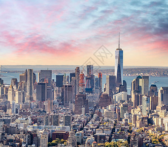 日落时曼哈顿下城的鸟瞰图图片
