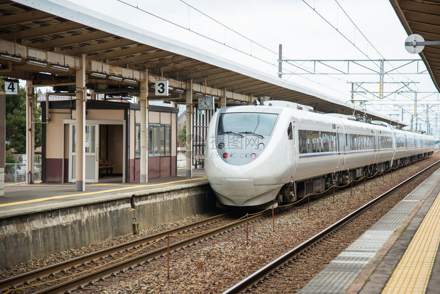 日本火车站的现代高速列车图片