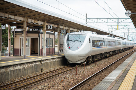 日本火车站的现代高速列车图片