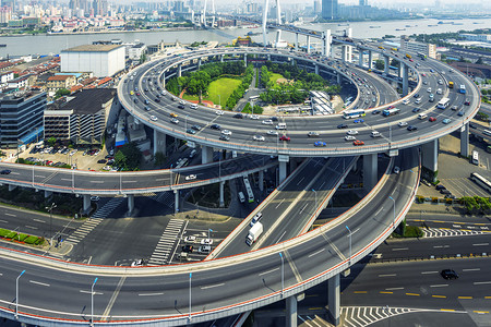 日落时的天际线和道路交叉口图片