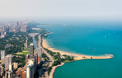 美国伊利诺斯州密歇根湖滨和芝加哥天际与摩天大图片