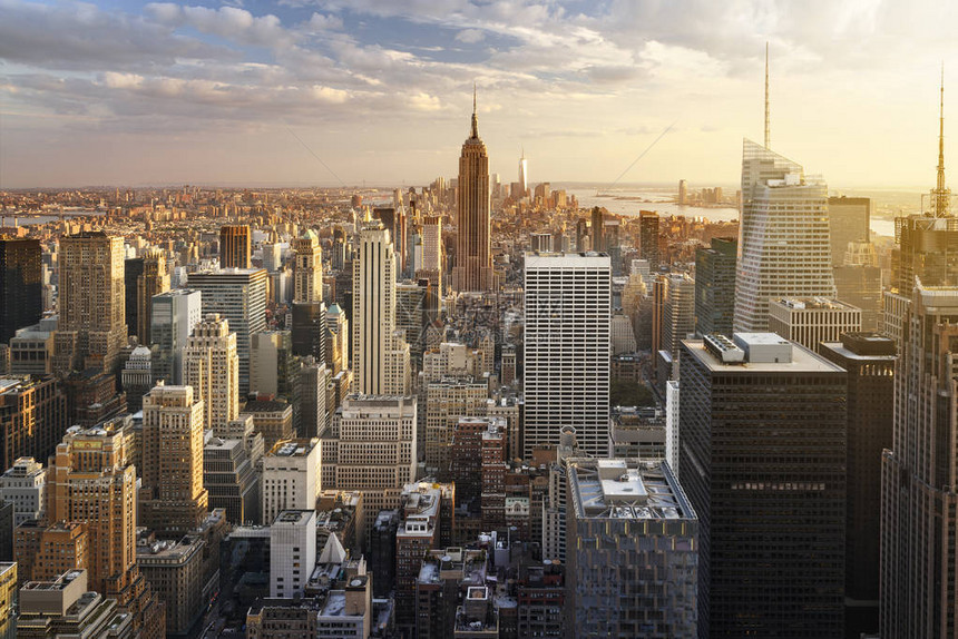 美国日落时纽约市与城市摩天图片