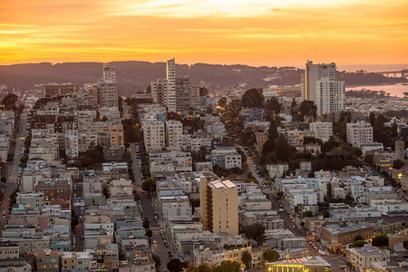 日出时从科伊特塔俯瞰旧金山图片