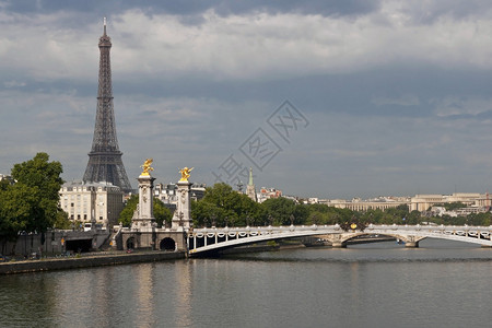 法国巴黎的塞纳河天空线上图片