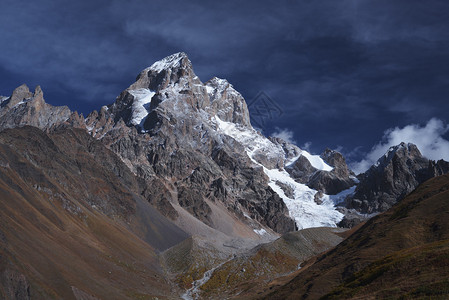 乌什巴山顶的山区景观图片