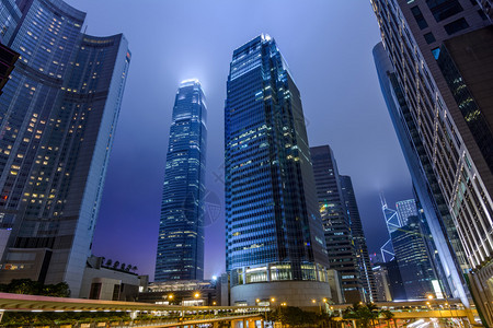 香港的摩天大楼在夜里和有图片