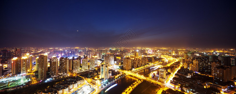 夜间市区全景现代天空线的高角度图片