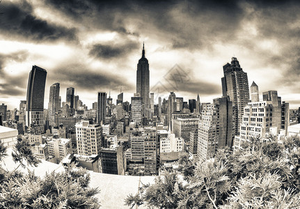 从屋顶的曼哈顿天际线图片