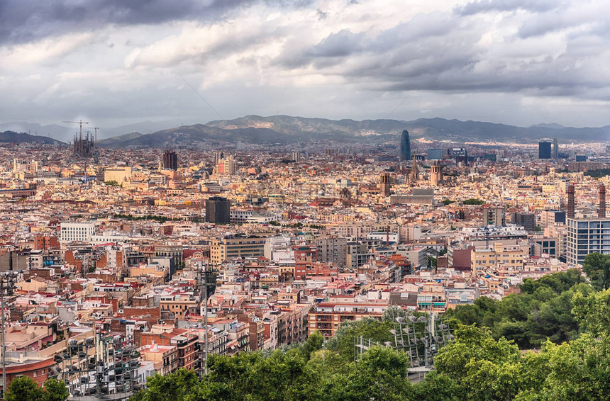 从西班牙加泰罗尼亚巴塞罗那Montjuic缆车上可以欣赏到巴塞罗那市中心城市景观的风景图片