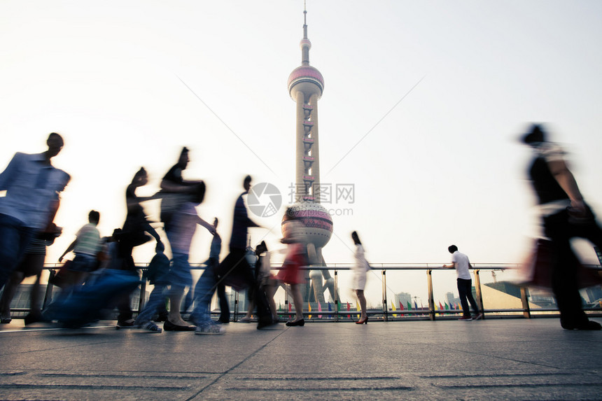 上海的地标和步行的人图片