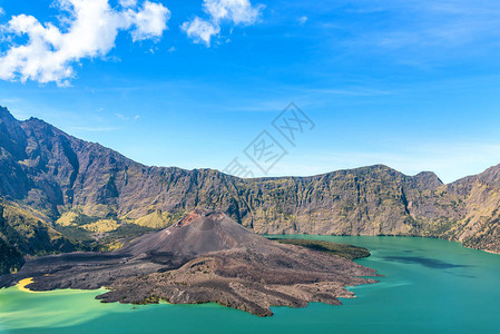 印度尼西亚伦博克岛Rinjani山峰的风景火山图片