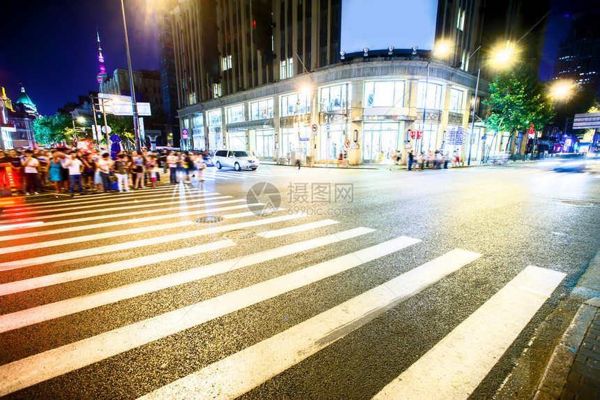 夜间在现代城市有斑马交叉路和健身图片